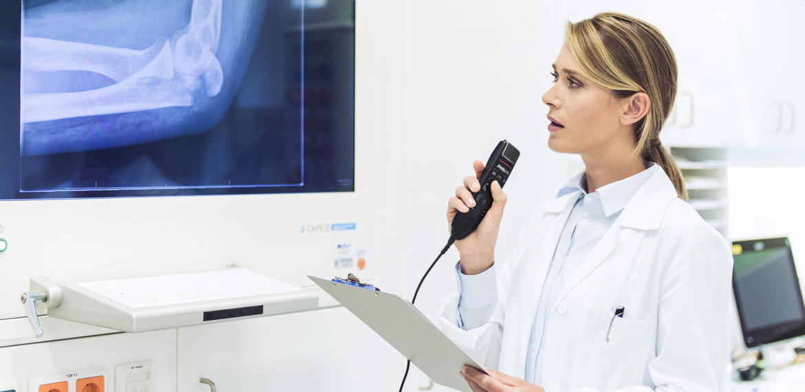 csm_smp3700_philips-speechmike-premium-touch_physician-studying-xray_2074_rgb_c5fb5dce66