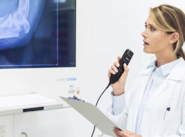 csm_smp3700_philips-speechmike-premium-touch_physician-studying-xray_2074_rgb_c5fb5dce66