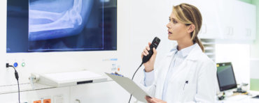 csm_smp3700_philips-speechmike-premium-touch_physician-studying-xray_2074_rgb_c5fb5dce66